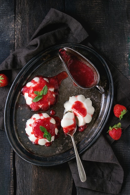 Panna cotta com morangos