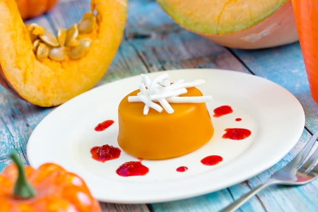 Foto panna cotta de abóbora com molho de framboesa