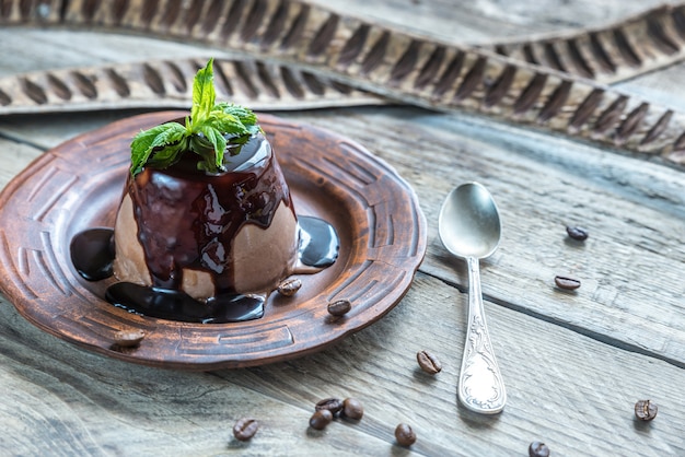 Panna cotta de café com cobertura de chocolate