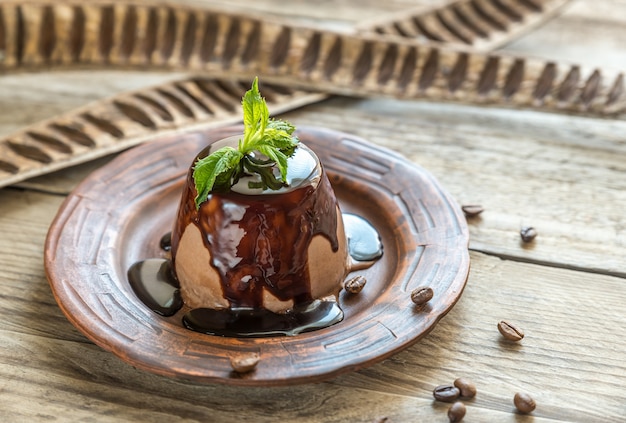 Panna cotta de café com cobertura de chocolate