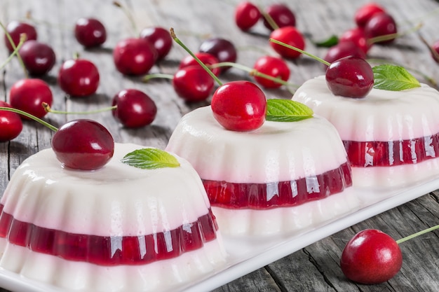 Panna cotta de cereja em um prato branco