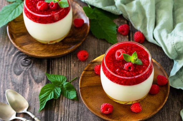 Panna cotta de framboesa com geleia de framboesa Sobremesa italiana Cozinha caseira Espaço de cópia