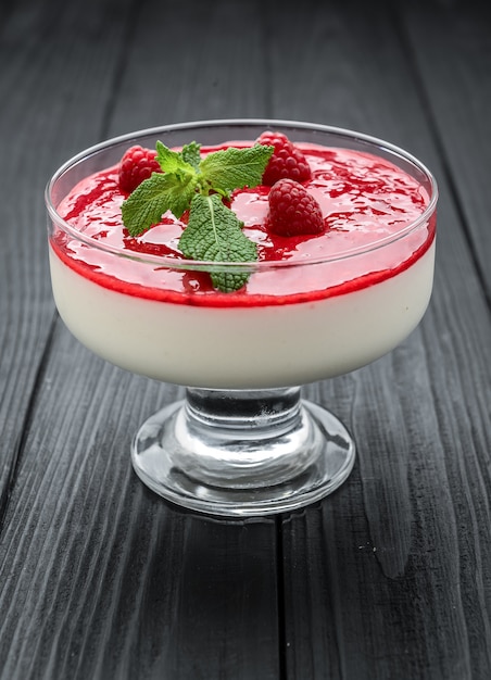 Panna cotta de morango italiana tradicional sobremesa baunilha com frutas frescas