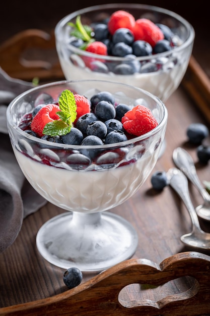 Panna Cotta doce e fria feita de gelatina e frutas