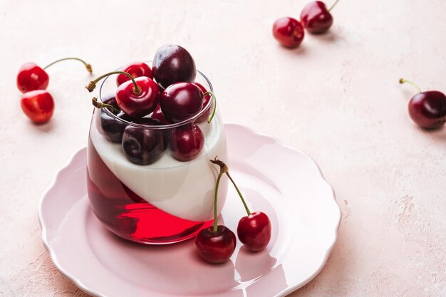 Panna cotta con gelatina de cereza