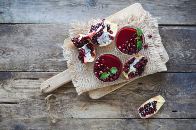 Panna cotta con gelatina de granada en una mesa de madera