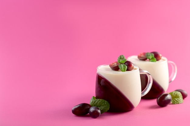 Panna cotta italiana tradicional é servida em copos de vidro com hortelã fresca