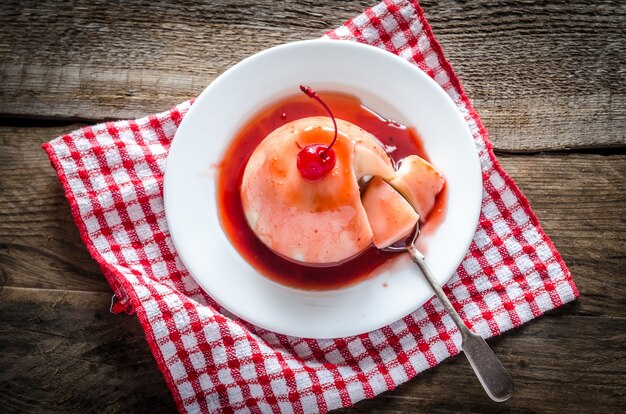 Panna Cotta mit Beerensauce und Maraschino-Kirsche