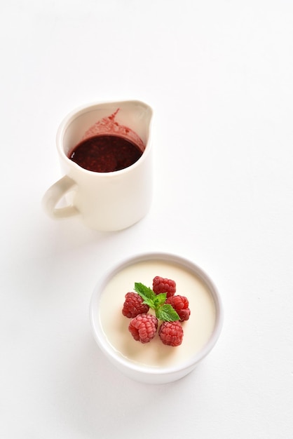 Foto panna cotta mit frischen himbeeren