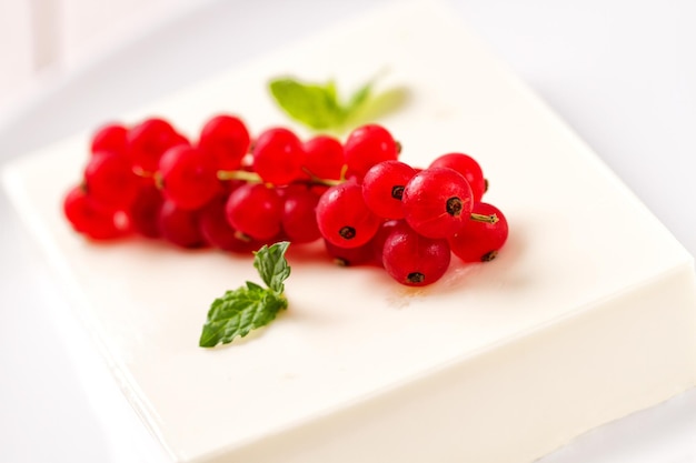 Panna Cotta mit frischen roten Beeren