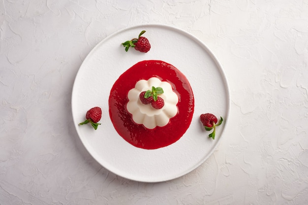 Panna Cotta mit Himbeersirup, Pistazien, Beeren und Minze