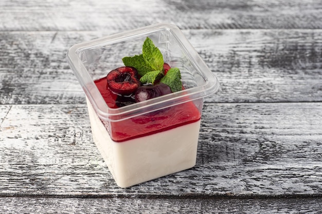 Panna Cotta Panna Cotta Dessert zum Mitnehmen weißer Holzhintergrund