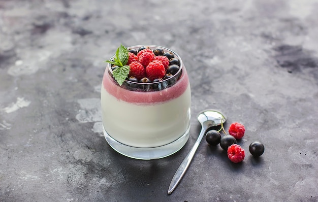 Panna cotta de postre italiano con salsa de frutos rojos