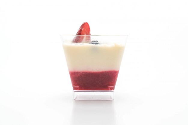 panna cotta con salsa de fresa