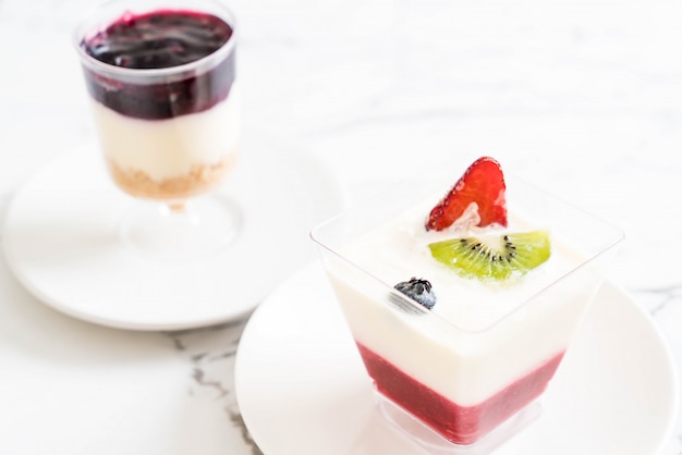 Foto panna cotta con salsa de fresa