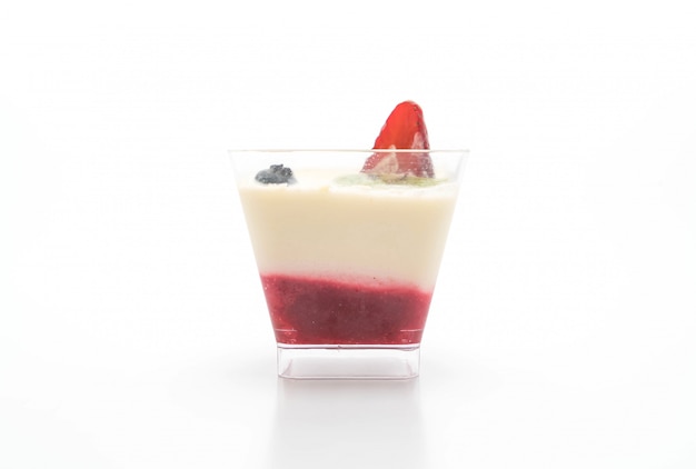 panna cotta con salsa de fresa