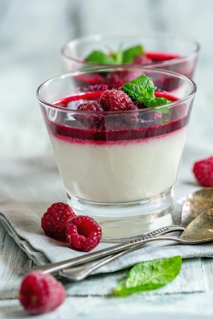 Panna cotta de vainilla con salsa de frambuesa y menta