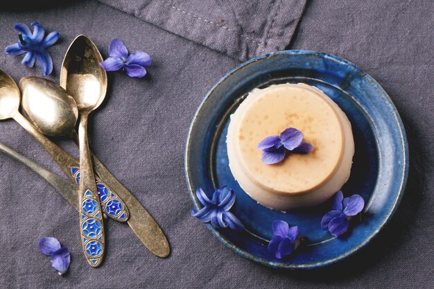 Pannacotta de caramelo con flores violetas