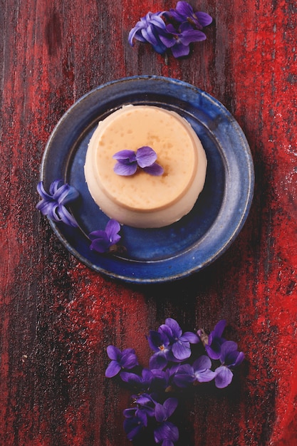 Pannacotta de caramelo com flores violetas