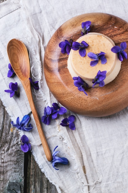 Pannacotta de caramelo com flores violetas