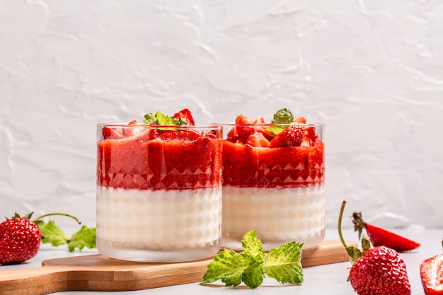 Pannacotta con fresas. Delicioso postre italiano panna cotta vainilla fresa