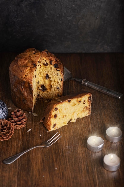 Pannetone con pasas sobre mesa de madera