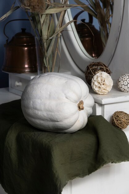 Paño y calabaza blanca de alto ángulo