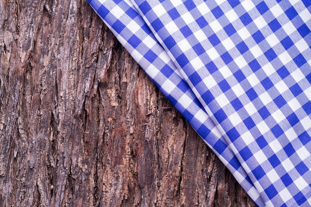 Paño de cocina azul sobre la mesa