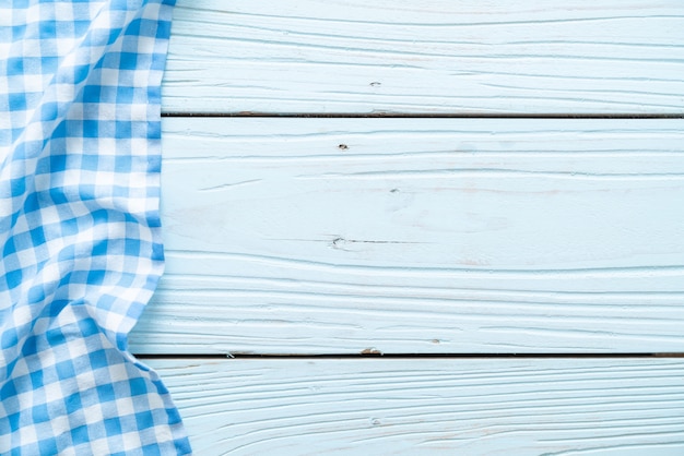 Paño de cocina (servilleta) sobre fondo de madera azul