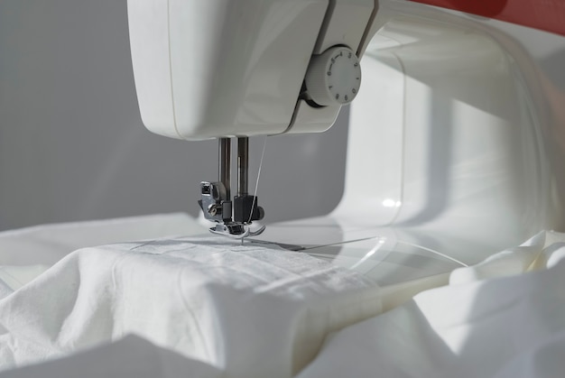 Pano de algodão branco na máquina de costura close-up