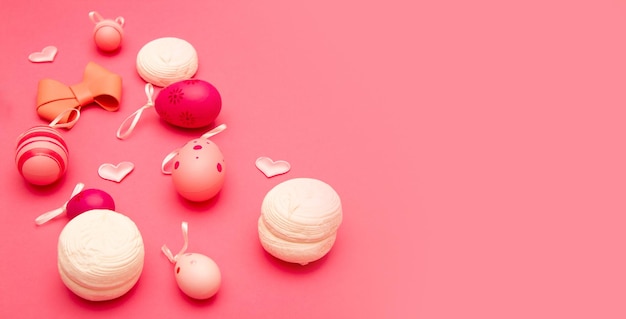 Pano de fundo com tema de Páscoa rosa com ovos de Páscoa grandes marshmallows corações arco designado espaço livre