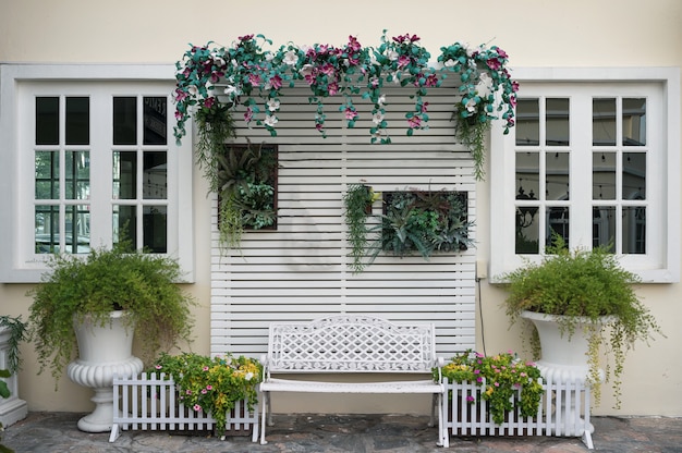 Pano de fundo de parede e janelas decoram com plantas ornamentais e ripas de madeira no quintal