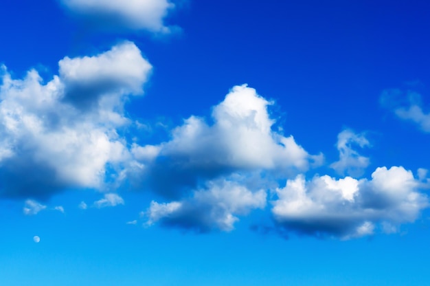 Pano de fundo horizontal brilhante de paisagem de nuvens