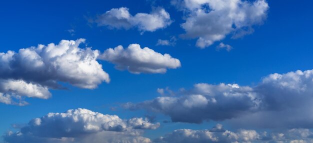Pano de fundo horizontal de paisagem de nuvens em azul vívido