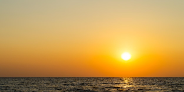 Pano de fundo horizontal vibrante laranja oceano pôr do sol