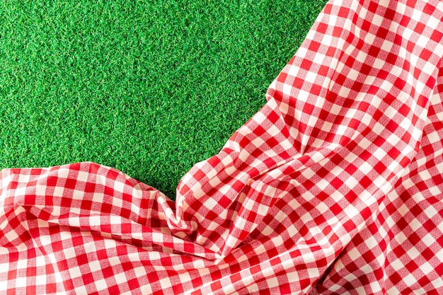 Foto pano de mesa vermelho em fundo de grama verde