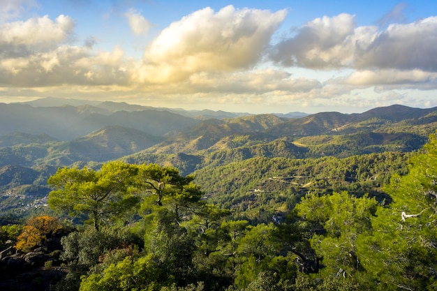 Foto pano platres en las montañas de troodos chipre viajes y turismo