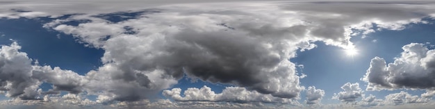 Panorama 360 hdri de cielo nublado azul con nubes cúmulosas vista panorámica del cielo sin fisuras con cenit para su uso en gráficos 3D o desarrollo de juegos o edición de tomas de drones