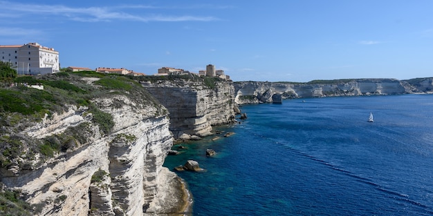 Panorama de los acantilados de piedra caliza blanca y bonifacio córcega mar y cielo azul en la superficie