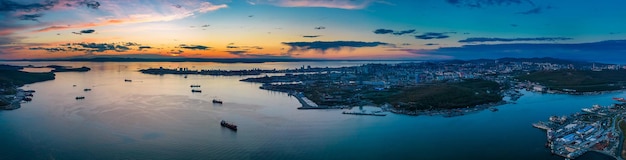 Panorama aéreo al atardecer de la ciudad de Vladivostok