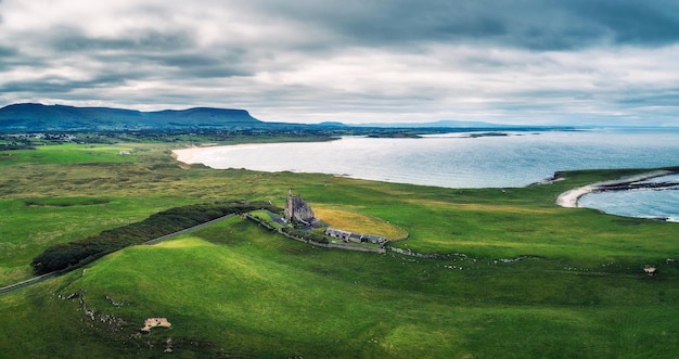 Panorama aéreo del castillo de Classiebawn en Irlanda