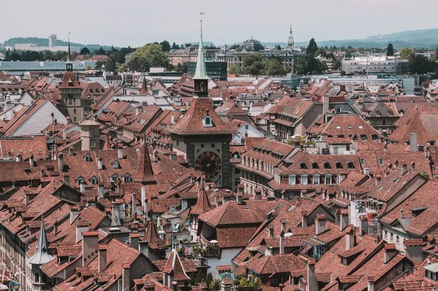 Panorama aéreo del centro histórico de la ciudad de Berna desde la catedral de Berna, Suiza. Paisaje de verano, día soleado y cielo azul.