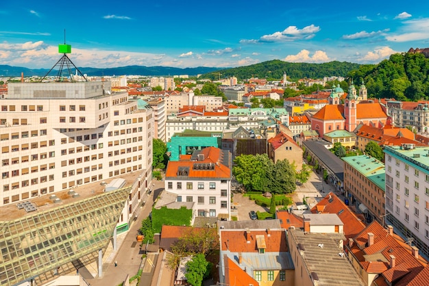 Panorama aéreo del centro de Ljubljana en una tarde de verano, Eslovenia