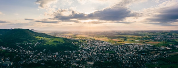 Foto panorama aéreo de la ciudad de heubach cerca de aalen ostalbkreis alemania al atardecer