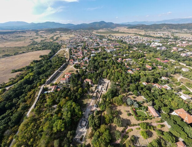 Foto panorama aéreo de la ciudad de hisarya, bulgaria