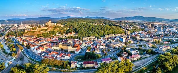 Panorama aéreo da cidade velha de Trencin, na Eslováquia