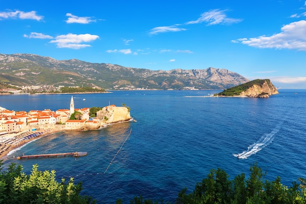 Panorama aéreo da costa de Budva, vista sobre a cidade velha, Montenegro.