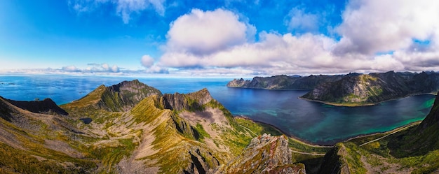 Panorama aéreo da montanha Husfjellet na ilha de Senja, no norte da Noruega