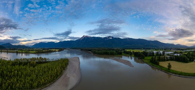 Foto panorama aéreo da paisagem montanhosa canadense em um pôr-do-sol ensolarado no vale