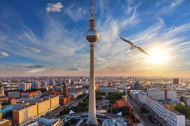 Panorama aéreo de Berlim ao pôr do sol no centro da cidade com os arranha-céus e as pontes Alemanha